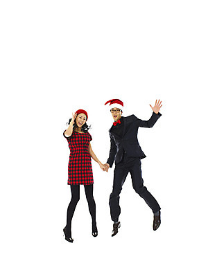 포토 JPG 전신 모자 커플 여자 기념일 남자 행복 크리스마스 산타모자 미소 웃음 누끼 사람 이벤트 20대 성인 두명 청춘 손잡기 점프 청년만 성인만 국내포토 모자_잡화 잡화 감정 컨셉 관계 모션 표정 청년 파일형식