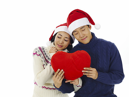 포토 JPG 모자 커플 여자 기념일 남자 행복 쿠션 크리스마스 산타모자 미소 웃음 누끼 사람 이벤트 상반신 20대 성인 두명 청춘 하트쿠션 청년만 성인만 국내포토 모자_잡화 잡화 감정 컨셉 관계 표정 청년 하트 파일형식