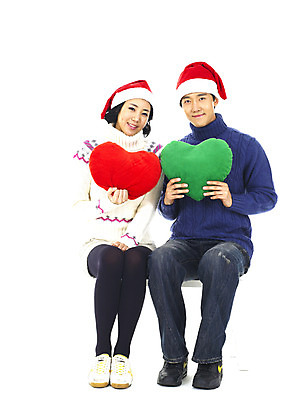 포토 JPG 전신 모자 커플 여자 기념일 남자 행복 쿠션 크리스마스 벤치 의자 산타모자 미소 웃음 누끼 사람 앉기 이벤트 20대 성인 두명 청춘 하트쿠션 청년만 성인만 국내포토 모자_잡화 잡화 감정 가구 컨셉 관계 모션 표정 청년 하트 파일형식
