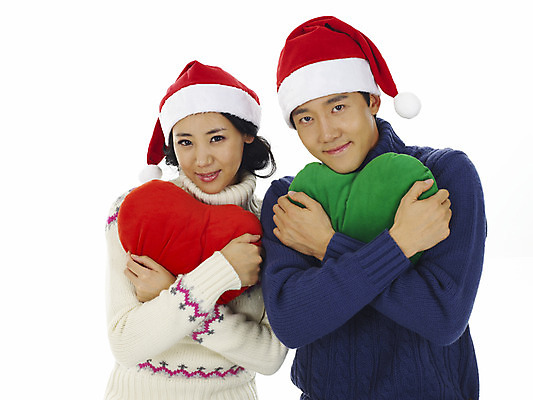 포토 JPG 모자 커플 여자 기념일 남자 행복 쿠션 크리스마스 산타모자 미소 웃음 누끼 사람 이벤트 상반신 20대 성인 두명 청춘 하트쿠션 청년만 성인만 국내포토 모자_잡화 잡화 감정 컨셉 관계 표정 청년 하트 파일형식