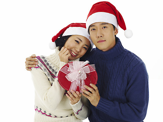 포토 JPG 모자 커플 여자 기념일 남자 행복 크리스마스 산타모자 선물 미소 웃음 누끼 사람 이벤트 상반신 20대 성인 두명 선물상자 청춘 청년만 성인만 국내포토 모자_잡화 잡화 감정 컨셉 관계 표정 청년 상자 파일형식