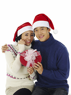 포토 JPG 모자 커플 여자 기념일 남자 행복 크리스마스 산타모자 선물 미소 웃음 누끼 사람 이벤트 상반신 20대 성인 두명 선물상자 청춘 청년만 성인만 국내포토 모자_잡화 잡화 감정 컨셉 관계 표정 청년 상자 파일형식