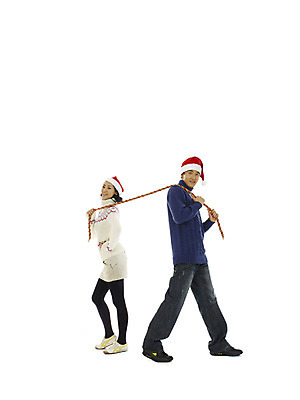 포토 JPG 전신 모자 커플 여자 기념일 남자 행복 밧줄 크리스마스 산타모자 서기 미소 웃음 누끼 사람 이벤트 20대 성인 두명 청춘 줄다리기 청년만 성인만 국내포토 모자_잡화 잡화 감정 줄 컨셉 관계 모션 놀이 표정 청년 파일형식