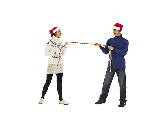 포토 JPG 전신 모자 커플 여자 기념일 남자 행복 밧줄 크리스마스 산타모자 서기 미소 웃음 누끼 사람 이벤트 20대 성인 두명 청춘 줄다리기 청년만 성인만 국내포토 모자_잡화 잡화 감정 줄 컨셉 관계 모션 놀이 표정 청년 파일형식