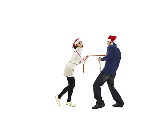 포토 JPG 전신 모자 커플 여자 기념일 남자 행복 밧줄 크리스마스 산타모자 서기 미소 웃음 누끼 사람 이벤트 20대 성인 두명 청춘 줄다리기 청년만 성인만 국내포토 모자_잡화 잡화 감정 줄 컨셉 관계 모션 놀이 표정 청년 파일형식