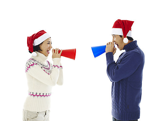 포토 JPG 모자 커플 여자 기념일 남자 행복 크리스마스 산타모자 안내 미소 웃음 누끼 사람 이벤트 상반신 20대 성인 두명 청춘 확성기 소리 외침 알림 청년만 성인만 국내포토 모자_잡화 잡화 감정 컨셉 관계 표정 청년 파일형식