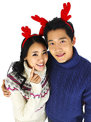 포토 JPG 커플 여자 기념일 남자 행복 크리스마스 어깨동무 미소 웃음 사람 손짓 이벤트 상반신 20대 성인 두명 청춘 머리띠 루돌프머리띠 청년만 성인만 국내포토 감정 포즈 컨셉 장신구 관계 모션 표정 청년 파일형식