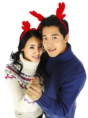 포토 JPG 커플 여자 기념일 남자 행복 크리스마스 미소 웃음 누끼 사람 이벤트 상반신 20대 성인 두명 청춘 손잡기 머리띠 루돌프머리띠 청년만 성인만 국내포토 감정 컨셉 장신구 관계 모션 표정 청년 파일형식