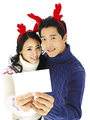 포토 JPG 커플 여자 기념일 남자 행복 크리스마스 안내 미소 웃음 누끼 사람 이벤트 상반신 20대 성인 두명 청춘 머리띠 알림 루돌프머리띠 청년만 성인만 국내포토 감정 컨셉 장신구 관계 표정 청년 파일형식