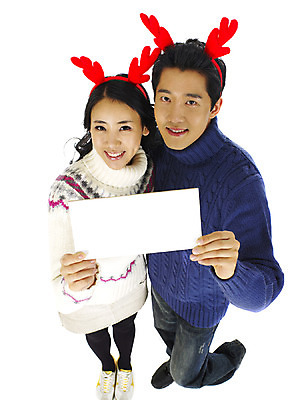 포토 JPG 전신 커플 여자 기념일 남자 행복 크리스마스 안내 서기 미소 웃음 누끼 사람 이벤트 20대 성인 두명 청춘 머리띠 알림 루돌프머리띠 청년만 성인만 국내포토 감정 컨셉 장신구 관계 모션 표정 청년 파일형식