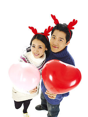 포토 JPG 전신 커플 여자 기념일 남자 행복 크리스마스 서기 미소 웃음 누끼 사람 이벤트 20대 성인 두명 청춘 머리띠 풍선 루돌프머리띠 청년만 성인만 국내포토 감정 컨셉 장신구 관계 모션 표정 청년 파일형식