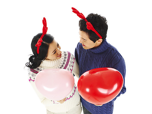 포토 JPG 전신 커플 여자 기념일 남자 행복 크리스마스 서기 미소 웃음 누끼 사람 이벤트 20대 성인 두명 청춘 머리띠 풍선 루돌프머리띠 청년만 성인만 국내포토 감정 컨셉 장신구 관계 모션 표정 청년 파일형식