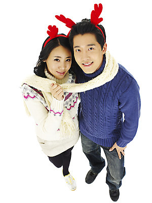 포토 JPG 전신 커플 여자 기념일 남자 행복 크리스마스 서기 미소 웃음 누끼 사람 이벤트 20대 성인 두명 청춘 머리띠 루돌프머리띠 청년만 성인만 국내포토 감정 컨셉 장신구 관계 모션 표정 청년 파일형식