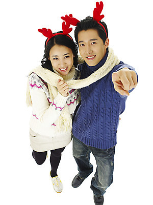 포토 JPG 전신 커플 여자 기념일 남자 행복 크리스마스 서기 미소 웃음 누끼 사람 손짓 이벤트 20대 성인 두명 청춘 가리킴 머리띠 루돌프머리띠 청년만 성인만 국내포토 감정 컨셉 장신구 관계 모션 표정 청년 파일형식