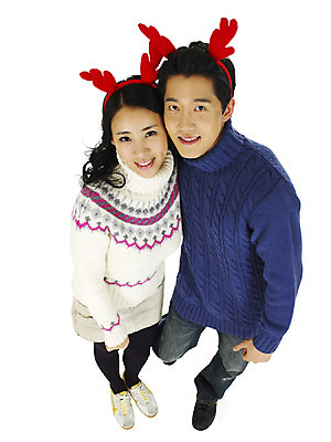 포토 JPG 전신 커플 여자 기념일 남자 행복 크리스마스 서기 미소 웃음 누끼 사람 이벤트 20대 성인 두명 청춘 머리띠 루돌프머리띠 청년만 성인만 국내포토 감정 컨셉 장신구 관계 모션 표정 청년 파일형식