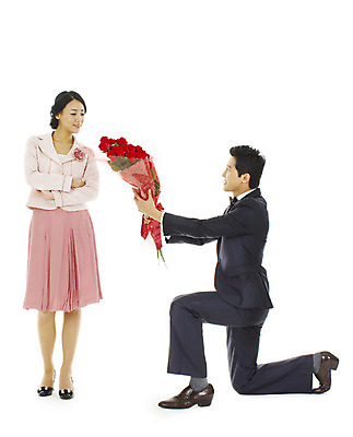 포토 JPG 스튜디오촬영 전신 커플 여자 남자 꽃 행복 꽃다발 프로포즈 실내 사랑 서기 누끼 사람 정장 턱시도 이벤트 20대 성인 두명 청춘 장미 마주보기 팔짱 표현 무릎꿇기 청년만 성인만 내려보기 국내포토 식물 옷 감정 컨셉 관계 모션 청년 내부 파일형식