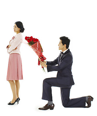 포토 JPG 스튜디오촬영 전신 커플 여자 남자 꽃 행복 꽃다발 프로포즈 실내 사랑 서기 누끼 사람 정장 턱시도 이벤트 20대 성인 두명 청춘 장미 팔짱 표현 무릎꿇기 청년만 성인만 돌아서기 국내포토 식물 옷 감정 컨셉 관계 모션 청년 내부 파일형식