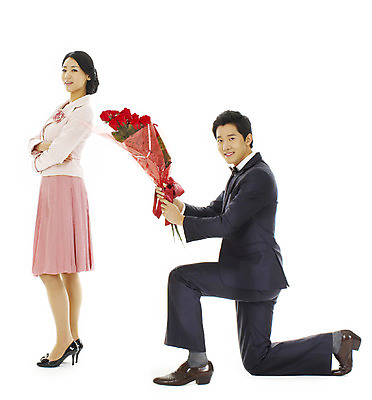 포토 JPG 스튜디오촬영 전신 커플 여자 남자 꽃 행복 꽃다발 프로포즈 실내 사랑 서기 미소 웃음 누끼 사람 정장 턱시도 이벤트 20대 성인 두명 청춘 장미 팔짱 표현 무릎꿇기 청년만 성인만 돌아서기 국내포토 식물 옷 감정 컨셉 관계 모션 표정 청년 내부 파일형식