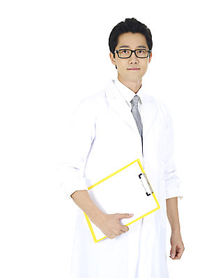 포토 JPG 스튜디오촬영 직업 남자 안경 의학 넥타이 실내 한명 서기 미소 누끼 사람 동양인 손짓 상반신 20대 성인 치료 한국인 의료진 의사 가운 의사가운 서류판 흰가운 남자만 남자한명만 성인남자만 청년만 청년남자만 청년남자한명만 성인한명만 성인남자한명만 성인만 국내포토 1 잡화 옷 모션 표정 인종 청년 내부 사무용품 파일형식