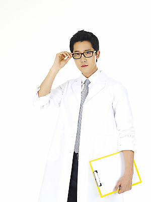 포토 JPG 스튜디오촬영 직업 남자 안경 의학 넥타이 실내 한명 서기 누끼 사람 동양인 손짓 상반신 20대 성인 치료 한국인 의료진 의사 가운 의사가운 서류판 흰가운 남자만 남자한명만 성인남자만 청년만 청년남자만 청년남자한명만 성인한명만 성인남자한명만 성인만 국내포토 1 잡화 옷 모션 인종 청년 내부 사무용품 파일형식