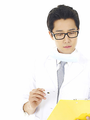 포토 JPG 스튜디오촬영 직업 남자 안경 의학 넥타이 실내 한명 서기 누끼 사람 동양인 손짓 상반신 20대 성인 치료 펜 볼펜 한국인 의료진 의사 가운 의사가운 서류판 흰가운 남자만 남자한명만 성인남자만 청년만 청년남자만 청년남자한명만 성인한명만 성인남자한명만 성인만 국내포토 1 잡화 옷 모션 인종 청년 내부 필기구 사무용품 파일형식