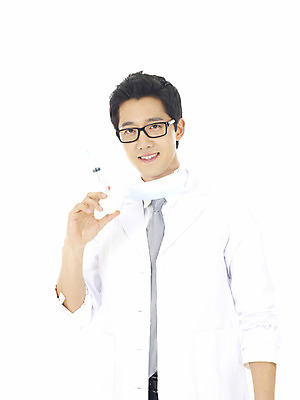포토 JPG 스튜디오촬영 직업 남자 안경 의학 의료기기 넥타이 실내 주사기 한명 서기 미소 웃음 누끼 사람 동양인 손짓 상반신 20대 성인 앞모습 치료 한국인 의료진 의사 가운 의사가운 바늘 흰가운 남자만 남자한명만 성인남자만 청년만 청년남자만 청년남자한명만 성인한명만 성인남자한명만 성인만 국내포토 1 잡화 옷 뷰포인트 모션 표정 인종 청년 내부 도구 파일형식