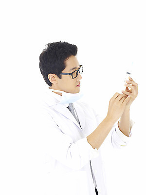 포토 JPG 스튜디오촬영 직업 남자 안경 의학 의료기기 넥타이 실내 주사기 한명 서기 누끼 사람 동양인 손짓 상반신 20대 성인 치료 한국인 의료진 의사 가운 의사가운 바늘 흰가운 남자만 남자한명만 성인남자만 청년만 청년남자만 청년남자한명만 성인한명만 성인남자한명만 성인만 국내포토 1 잡화 옷 모션 인종 청년 내부 도구 파일형식