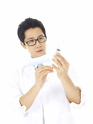 포토 JPG 스튜디오촬영 직업 남자 안경 의학 의료기기 실내 주사기 한명 서기 누끼 사람 동양인 손짓 상반신 20대 성인 치료 한국인 의료진 의사 가운 의사가운 바늘 흰가운 남자만 남자한명만 성인남자만 청년만 청년남자만 청년남자한명만 성인한명만 성인남자한명만 성인만 국내포토 1 잡화 옷 모션 인종 청년 내부 도구 파일형식