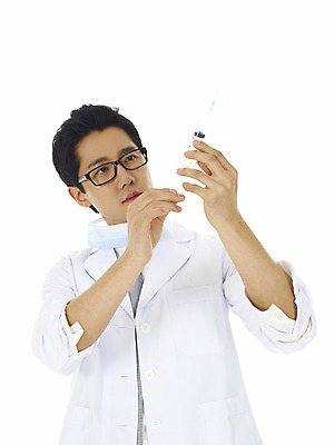 포토 JPG 스튜디오촬영 직업 남자 안경 의학 의료기기 실내 주사기 한명 서기 누끼 사람 동양인 손짓 상반신 20대 성인 치료 한국인 의료진 의사 가운 의사가운 바늘 흰가운 남자만 남자한명만 성인남자만 청년만 청년남자만 청년남자한명만 성인한명만 성인남자한명만 성인만 국내포토 1 잡화 옷 모션 인종 청년 내부 도구 파일형식