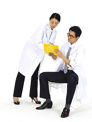 포토 JPG 스튜디오촬영 전신 직업 여자 남자 안경 의학 실내 대화 마스크 서기 누끼 사람 앉기 동양인 20대 성인 두명 치료 청춘 필기구 펜 볼펜 한국인 의료진 의사 가운 의사가운 동료 서류판 약사 흰가운 청년만 성인만 국내포토 잡화 옷 컨셉 관계 모션 문구용품 말하기 인종 청년 내부 사무용품 파일형식