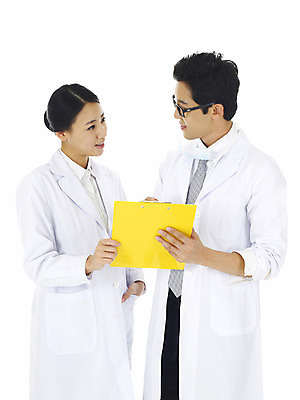 포토 JPG 스튜디오촬영 직업 여자 남자 안경 의학 실내 대화 마스크 서기 미소 웃음 누끼 사람 동양인 상반신 20대 성인 두명 치료 청춘 마주보기 팔짱 한국인 의료진 의사 가운 의사가운 동료 서류판 약사 흰가운 청년만 성인만 국내포토 잡화 옷 컨셉 관계 모션 표정 말하기 인종 청년 내부 사무용품 파일형식