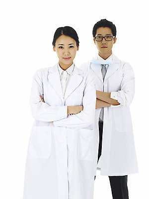 포토 JPG 스튜디오촬영 직업 여자 남자 안경 의학 실내 마스크 서기 미소 웃음 누끼 사람 동양인 상반신 20대 성인 두명 앞모습 치료 청춘 팔짱 한국인 의료진 의사 가운 의사가운 동료 약사 흰가운 청년만 성인만 국내포토 잡화 옷 뷰포인트 컨셉 관계 모션 표정 인종 청년 내부 파일형식