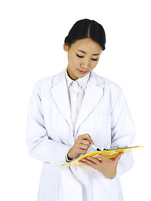 포토 JPG 스튜디오촬영 직업 여자 의학 실내 한명 서기 누끼 사람 동양인 손짓 상반신 20대 성인 앞모습 치료 필기구 펜 볼펜 한국인 의료진 의사 가운 의사가운 서류판 약사 흰가운 여자만 여자한명만 성인여자만 청년만 청년여자만 성인한명만 청년여자한명만 성인여자한명만 성인만 국내포토 1 옷 뷰포인트 모션 문구용품 인종 청년 내부 사무용품 파일형식