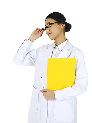 포토 JPG 스튜디오촬영 직업 여자 안경 의학 실내 한명 서기 누끼 사람 동양인 손짓 상반신 20대 성인 옆모습 치료 필기구 펜 볼펜 한국인 의료진 의사 가운 의사가운 서류판 약사 흰가운 여자만 여자한명만 성인여자만 청년만 청년여자만 성인한명만 청년여자한명만 성인여자한명만 성인만 국내포토 1 잡화 옷 뷰포인트 모션 문구용품 인종 청년 내부 사무용품 파일형식