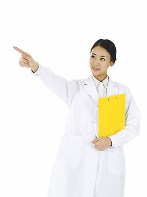 포토 JPG 스튜디오촬영 직업 여자 의학 안내 실내 설명 한명 서기 미소 누끼 사람 동양인 손짓 상반신 20대 성인 치료 한국인 의료진 의사 검지손가락 가리킴 가운 의사가운 서류판 약사 흰가운 여자만 여자한명만 성인여자만 청년만 청년여자만 성인한명만 청년여자한명만 성인여자한명만 성인만 국내포토 1 옷 손가락 모션 표정 인종 청년 내부 사무용품 파일형식