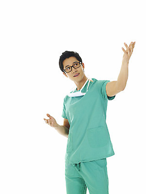 포토 JPG 스튜디오촬영 직업 남자 안경 의학 안내 실내 마스크 한명 서기 웃음 누끼 사람 동양인 손짓 상반신 20대 성인 치료 한국인 의료진 의사 수술 알림 수술복 위생복 남자만 남자한명만 성인남자만 청년만 청년남자만 청년남자한명만 성인한명만 성인남자한명만 성인만 국내포토 1 잡화 모션 표정 인종 청년 내부 가운 파일형식