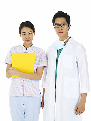 포토 JPG 스튜디오촬영 직업 여자 남자 안경 의학 실내 마스크 서기 미소 웃음 누끼 사람 동양인 상반신 20대 성인 두명 앞모습 치료 청춘 한국인 간호사 의료진 의사 의사가운 동료 수술복 간호복 서류판 흰가운 청년만 성인만 국내포토 잡화 뷰포인트 컨셉 유니폼 관계 모션 표정 인종 청년 내부 사무용품 가운 파일형식