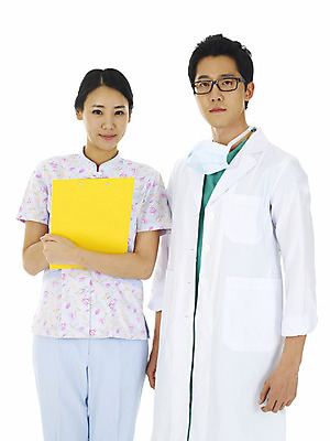 포토 JPG 스튜디오촬영 직업 여자 남자 안경 의학 실내 마스크 서기 미소 웃음 누끼 사람 동양인 상반신 20대 성인 두명 앞모습 치료 청춘 한국인 간호사 의료진 의사 의사가운 동료 수술복 간호복 서류판 흰가운 청년만 성인만 국내포토 잡화 뷰포인트 컨셉 유니폼 관계 모션 표정 인종 청년 내부 사무용품 가운 파일형식