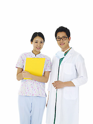 포토 JPG 스튜디오촬영 직업 여자 남자 안경 의학 실내 마스크 서기 미소 웃음 누끼 사람 동양인 상반신 20대 성인 두명 앞모습 치료 청춘 한국인 간호사 의료진 의사 가운 의사가운 동료 수술복 간호복 서류판 흰가운 청년만 성인만 국내포토 잡화 옷 뷰포인트 컨셉 유니폼 관계 모션 표정 인종 청년 내부 사무용품 파일형식