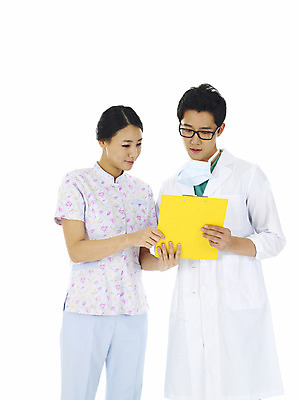 포토 JPG 스튜디오촬영 직업 여자 남자 안경 의학 실내 마스크 서기 미소 웃음 누끼 사람 동양인 상반신 20대 성인 두명 앞모습 치료 청춘 한국인 간호사 의료진 의사 의사가운 동료 간호복 서류판 흰가운 청년만 성인만 국내포토 잡화 뷰포인트 컨셉 유니폼 관계 모션 표정 인종 청년 내부 사무용품 가운 파일형식