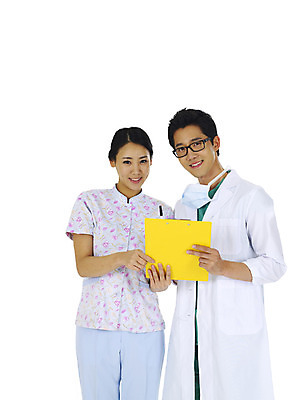 포토 JPG 스튜디오촬영 직업 여자 남자 안경 의학 실내 마스크 서기 미소 웃음 누끼 사람 동양인 상반신 20대 성인 두명 앞모습 치료 청춘 필기구 펜 볼펜 한국인 간호사 의료진 의사 동료 간호복 서류판 청년만 성인만 국내포토 잡화 뷰포인트 컨셉 유니폼 관계 모션 문구용품 표정 인종 청년 내부 사무용품 파일형식