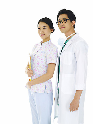 포토 JPG 스튜디오촬영 직업 여자 남자 안경 의학 실내 마스크 서기 미소 웃음 누끼 사람 동양인 상반신 20대 성인 두명 치료 청춘 한국인 간호사 의료진 의사 가운 의사가운 동료 수술복 간호복 서류판 흰가운 청년만 성인만 국내포토 잡화 옷 컨셉 유니폼 관계 모션 표정 인종 청년 내부 사무용품 파일형식