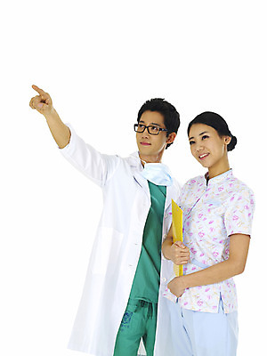 포토 JPG 스튜디오촬영 직업 여자 남자 안경 의학 실내 마스크 설명 서기 미소 웃음 누끼 사람 동양인 손짓 상반신 20대 성인 두명 치료 청춘 한국인 간호사 의료진 의사 검지손가락 가리킴 동료 수술복 간호복 서류판 청년만 성인만 국내포토 잡화 컨셉 유니폼 손가락 관계 모션 표정 인종 청년 내부 사무용품 가운 파일형식