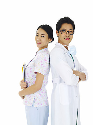 포토 JPG 스튜디오촬영 직업 여자 남자 안경 의학 실내 마스크 서기 미소 웃음 누끼 사람 동양인 상반신 20대 성인 두명 옆모습 치료 청춘 팔짱 기댐 한국인 간호사 의료진 의사 등맞대기 동료 수술복 간호복 서류판 청년만 성인만 국내포토 잡화 뷰포인트 컨셉 유니폼 관계 모션 표정 인종 청년 내부 사무용품 가운 파일형식