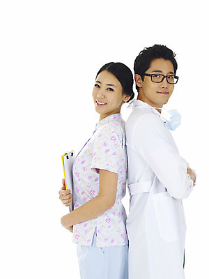 포토 JPG 스튜디오촬영 직업 여자 남자 안경 의학 실내 마스크 서기 미소 웃음 누끼 사람 동양인 상반신 20대 성인 두명 옆모습 치료 청춘 팔짱 기댐 한국인 간호사 의료진 의사 등맞대기 동료 간호복 서류판 청년만 성인만 국내포토 잡화 뷰포인트 컨셉 유니폼 관계 모션 표정 인종 청년 내부 사무용품 파일형식