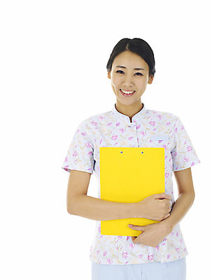 포토 JPG 스튜디오촬영 직업 여자 의학 실내 한명 서기 미소 웃음 누끼 사람 동양인 상반신 20대 성인 앞모습 치료 한국인 간호사 의료진 간호복 서류판 여자만 여자한명만 성인여자만 청년만 청년여자만 성인한명만 청년여자한명만 성인여자한명만 성인만 가지런함 국내포토 1 뷰포인트 컨셉 유니폼 모션 표정 인종 청년 내부 사무용품 파일형식