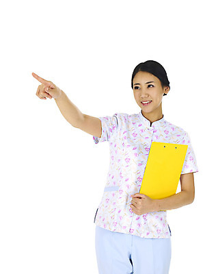 포토 JPG 스튜디오촬영 직업 여자 의학 안내 실내 설명 한명 서기 미소 웃음 누끼 사람 동양인 손짓 상반신 20대 성인 앞모습 치료 한국인 간호사 의료진 검지손가락 가리킴 간호복 서류판 여자만 여자한명만 성인여자만 청년만 청년여자만 성인한명만 청년여자한명만 성인여자한명만 성인만 국내포토 1 뷰포인트 유니폼 손가락 모션 표정 인종 청년 내부 사무용품 파일형식