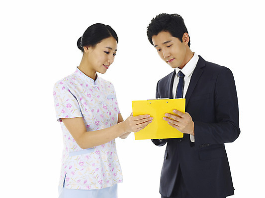 포토 JPG 스튜디오촬영 직업 여자 남자 비즈니스 의학 안내 실내 대화 설명 서기 누끼 사람 동양인 정장 상반신 20대 성인 두명 치료 청춘 한국인 환자 간호사 의료진 상담 보호자 간호복 서류판 청년만 성인만 국내포토 옷 컨셉 유니폼 모션 말하기 인종 청년 내부 사무용품 파일형식
