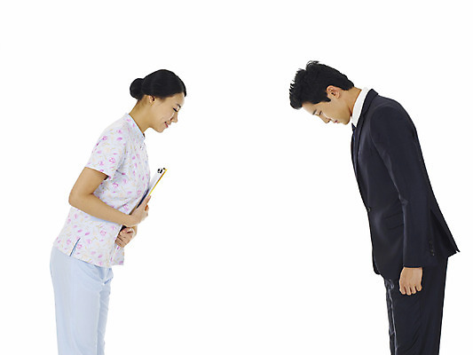 포토 JPG 스튜디오촬영 직업 여자 남자 비즈니스 의학 실내 서기 누끼 사람 동양인 정장 상반신 20대 성인 두명 치료 청춘 한국인 환자 간호사 의료진 인사 상담 보호자 간호복 서류판 청년만 성인만 국내포토 옷 컨셉 유니폼 모션 인종 청년 내부 사무용품 예절 파일형식