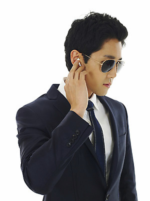 포토 JPG 스튜디오촬영 직업 남자 비즈니스 넥타이 실내 한명 누끼 사람 동양인 정장 손짓 상반신 20대 성인 옆모습 선글라스 한국인 비즈니스맨 경호원 엄호 남자만 남자한명만 성인남자만 청년만 청년남자만 청년남자한명만 성인한명만 성인남자한명만 성인만 국내포토 1 잡화 옷 안경 뷰포인트 모션 인종 청년 내부 직장인 파일형식